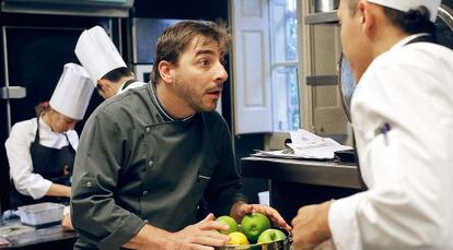 Jordi Roca experimenta un intenso momento de algo sobre unas manzanas