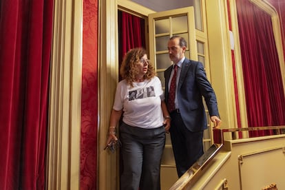 El presidente del Parlament balear, Gabriel Le Senne, y la diputada socialista abandonan la Mesa del Parlament, este martes.