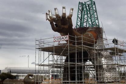 La colosal escultura diseñada por Ripollés, en pleno proceso de montaje en el aeropuerto de Castellón, deja pequeña la terminal.