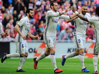 Marcelo y Bale felicitan a Benzema por su gol al Athletic.