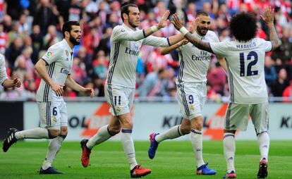 Marcelo y Bale felicitan a Benzema por su gol al Athletic.