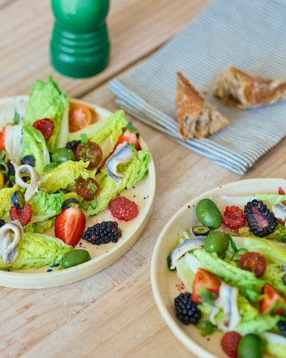 Cogollos con frutas rojas, aceitunas y boquerones.