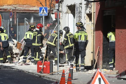 Bomberos trabajan en el bar donde se ha producido la explosión en Vallecas, este sábado.