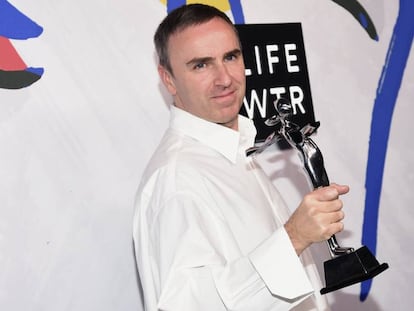 Raf Simons, ganador del premio CFDA a la mejor colecci&oacute;n para hombre y para mujer, anoche en Nueva York.