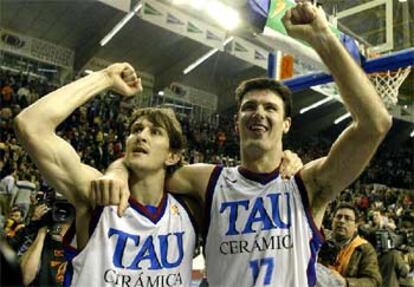 Foirest y Gadou celebran, brazo en alto, puño cerrado, el pase del Tau a la final.

.