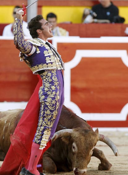 El Fandi después de matar a <i>Capuchino,</i> ayer en Pamplona.