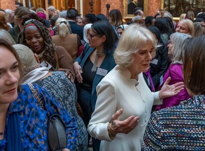 La reina Camila charla con un grupo de invitadas al palacio de Buckingham; entre ellas, detrás, Ngozi Fulani, directora de Sistah Space, el 29 de noviembre de 2022.