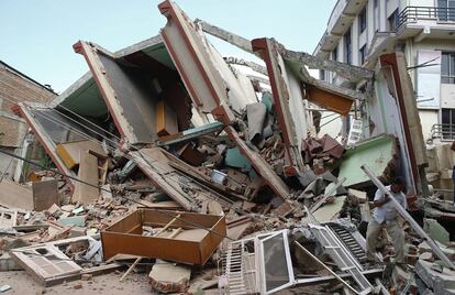 Miembros de los servicios de rescate buscan supervivientes entre los escombros tras el derrumbe de un edificio durante el terremoto de 7,3 grados en la escala Richter en Katmandú (Nepal), el 12 de mayo de 2015.