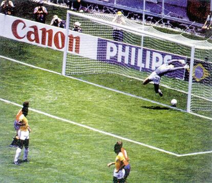 1 de junio de 1986. El árbitro australiano Chris Bambridge anula el gol fantasma de Michel, que botó dentro de la portería pero que no subió al marcador, en el partido contra Brasil, estreno en el Mundial que perdió 0-1.