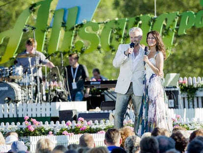 Ari Behn y la cantante y presentadora noruega Katrine Moholt cantan para un programa de televisión del país en Halden, en julio de 2015.