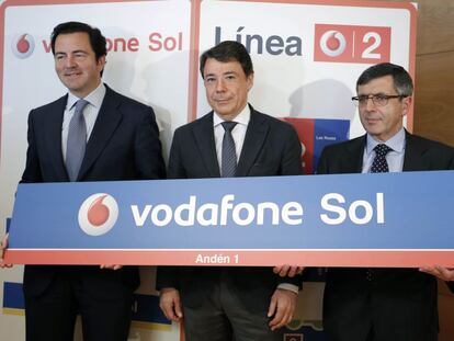 El expresidente de la Comunidad, Ignacio Gonz&aacute;lez (c), junto a su exconsejero de Transportes, Pablo Cavero, y al presidente de Vodafone, Francisco Rom&aacute;n durante la presentaci&oacute;n del patrocinio.