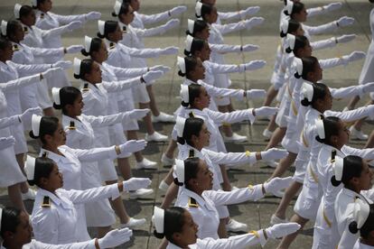 Enfermeras militares marchan durante una ceremonia de graduación de la Academia Militar de Ciudad de Mexico (Mexico).