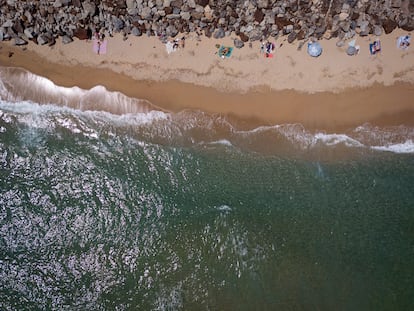 Escasos metros de arena en las playas