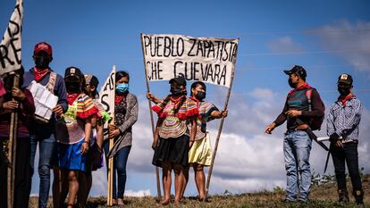Militantes zapatistas levantan un cartel con la frase "Pueblo zapatista. Che Guevara", durante una de las actividades para celebrar el 30 aniversario del levantamiento.