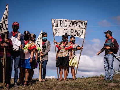 Militantes zapatistas levantan un cartel con la frase "Pueblo zapatista. Che Guevara", durante una de las actividades para celebrar el 30 aniversario del levantamiento.