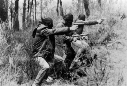 Treinamento de um comando do ETA, em um local não especificado das montanhas do País Basco , em 5 de abril de 1982.