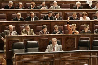 El ministro de Economía, Pedro Solbes, solo en los escaños del Gobierno, durante el Pleno del Congreso.