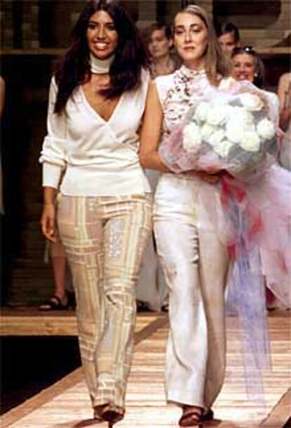 Cristal Carrisi (a la izquierda), hija de Romina Power y Al Bano, en un desfile de modas en Milán.