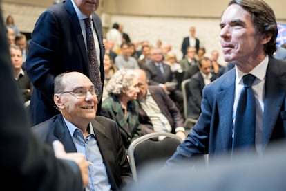 Alejo Vidal-Quadras (a la izquierda), y el expresidente del Gobierno y presidente de la fundación FAES, José María Aznar (derecha), este jueves en Madrid. 