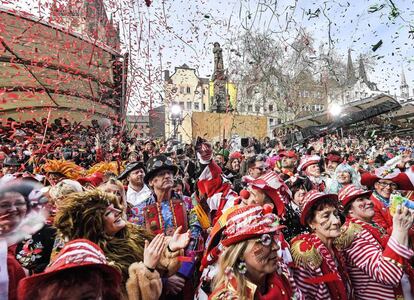 Centenares de personas participan en el carnaval de Colonia (Alemania), el 28 de febrero de 2019.