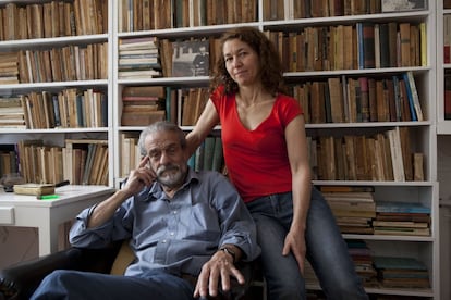 Mario y la nieta de Ernesto Sabato, la arquitecta Luciana,en la biblioteca del escritor argentino