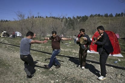 Dos hombres bailan durante una celebración popular, este jueves en un parque de Teherán.