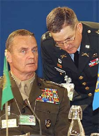 El general Jones (izquierda), junto a un colaborador, el pasado 14 de mayo.