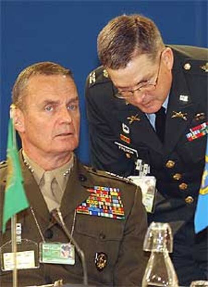 El general Jones (izquierda), junto a un colaborador, el pasado 14 de mayo.