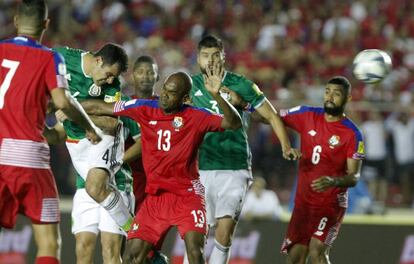 Márquez remata un balón en el área panameña