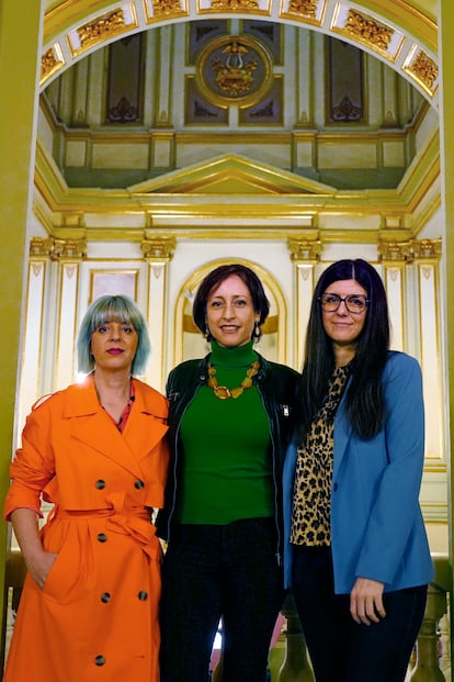 De izquierda a derecha, la directora de escena Marta Pazos, la cantante Lidia Vinyes-Curtis y la compositora Raquel García-Tomas, durante la presentación de la ópera 'Alexina B.' en el Liceo de Barcelona.