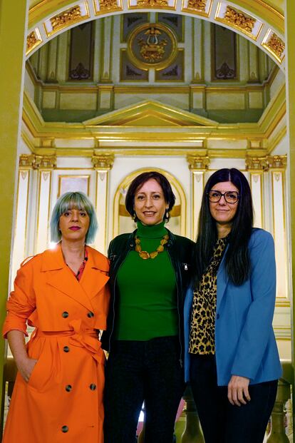 De izquierda a derecha, la directora de escena Marta Pazos, la cantante Lidia Vinyes-Curtis y la compositora Raquel García-Tomas, durante la presentación de la ópera 'Alexina B.' en el Liceo de Barcelona.