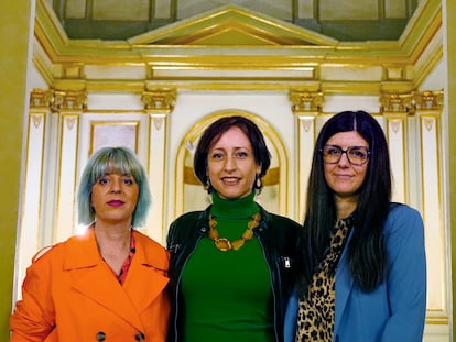 De izquierda a derecha, la directora de escena Marta Pazos, la cantante Lidia Vinyes-Curtis y la compositora Raquel García-Tomas, durante la presentación de la ópera 'Alexina B.' en el Liceo de Barcelona.