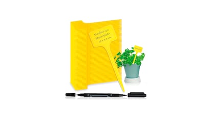 Productos de jardín ofertas de primavera sobre fondo blanco.