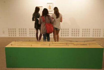 Tres alumnas de la UPV contemplan una de las obras de la exposición <i>Resistencia y materialización</i>. En primer término, la instalación <i>I</i><i>nfra. Para espíritus inquietos, </i>de Elena Mendizábal.