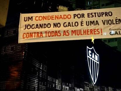 Pancarta frente a la sede del Atlético Mineiro, conocido popularmente como Galo.