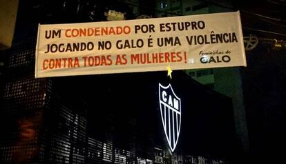 Pancarta frente a la sede del Atlético Mineiro, conocido popularmente como Galo.