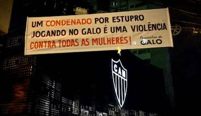 Pancarta frente a la sede del Atlético Mineiro, conocido popularmente como Galo.