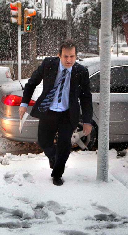 El alcalde de Barcelona, Jordi Hereu, se enfrenta a la nieve que cayó sobre la ciudad.