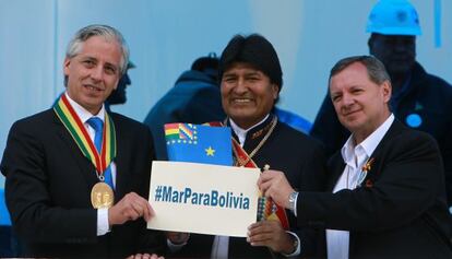 Evo Morales, junto al vicepresidente (izquierda) y el presidente del Senado.