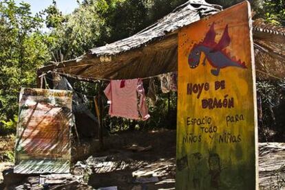 Los niños se reúnen para colorear y jugar alrededor de una candela que se enciende por la noche en la zona infantil