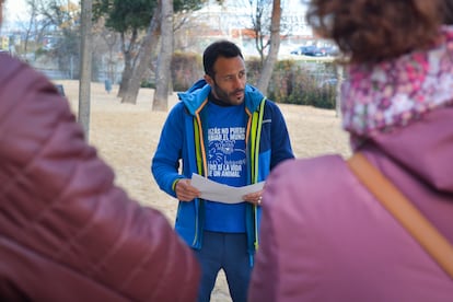 Pedro Muñoz, voluntario y educador canino de la Fundación Salvando Peludos, el 26 de enero de 2025, en Fuenlabrada (Madrid).