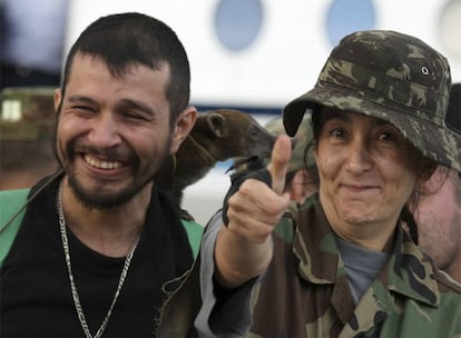 Ingrid Betancourt, con José Manuel Arteaga tras el rescate.