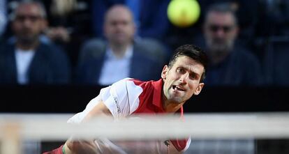 Djokovic sirve durante el partido contra Nishikori, ayer en Roma.