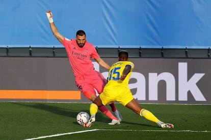 Benzemá y Akapo, del Cádiz, durante el partido.