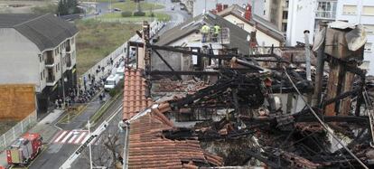Técnicos municipales observan los daños causados en el incendio de Pasaia.