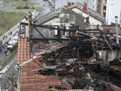 Técnicos municipales observan los daños causados en el incendio de Pasaia.