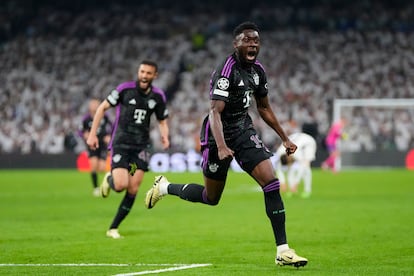 Alphonso Davies, do Bayern, comemora seu gol contra o Real Madrid.