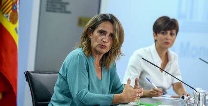 La vicepresidenta tercera y ministra para la Transición Ecológica y el Reto Demográfico, Teresa Ribera, y la ministra Portavoz, Isabel Rodríguez, en la rueda de prensa posterior al Consejo de Ministros celebrado el 3 de agosto. 