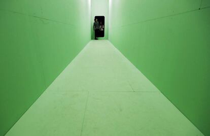 Dos personas entran en la obra titulada 'Palacio del Vídeo #44 - El Universo Oculto' (2016) del artista Joep van Liefland, durante el Festival Cultural Transmediale 'Siempre Inaprensible' en Berlín (Alemania).