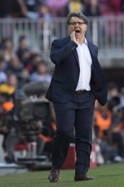 Martino da instrucciones en el Camp Nou.
